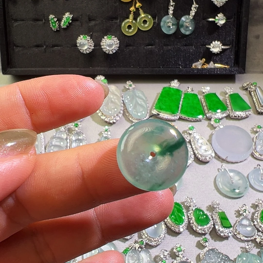 翡翠未镶嵌颈饰平安扣