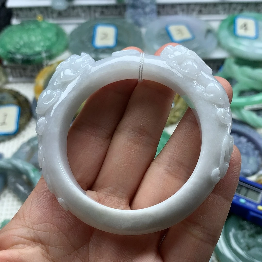 翡翠手镯未镶嵌复古风格