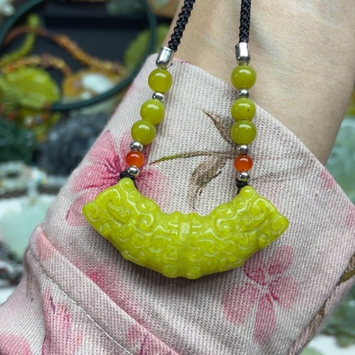 蛇纹石玉未镶嵌颈饰