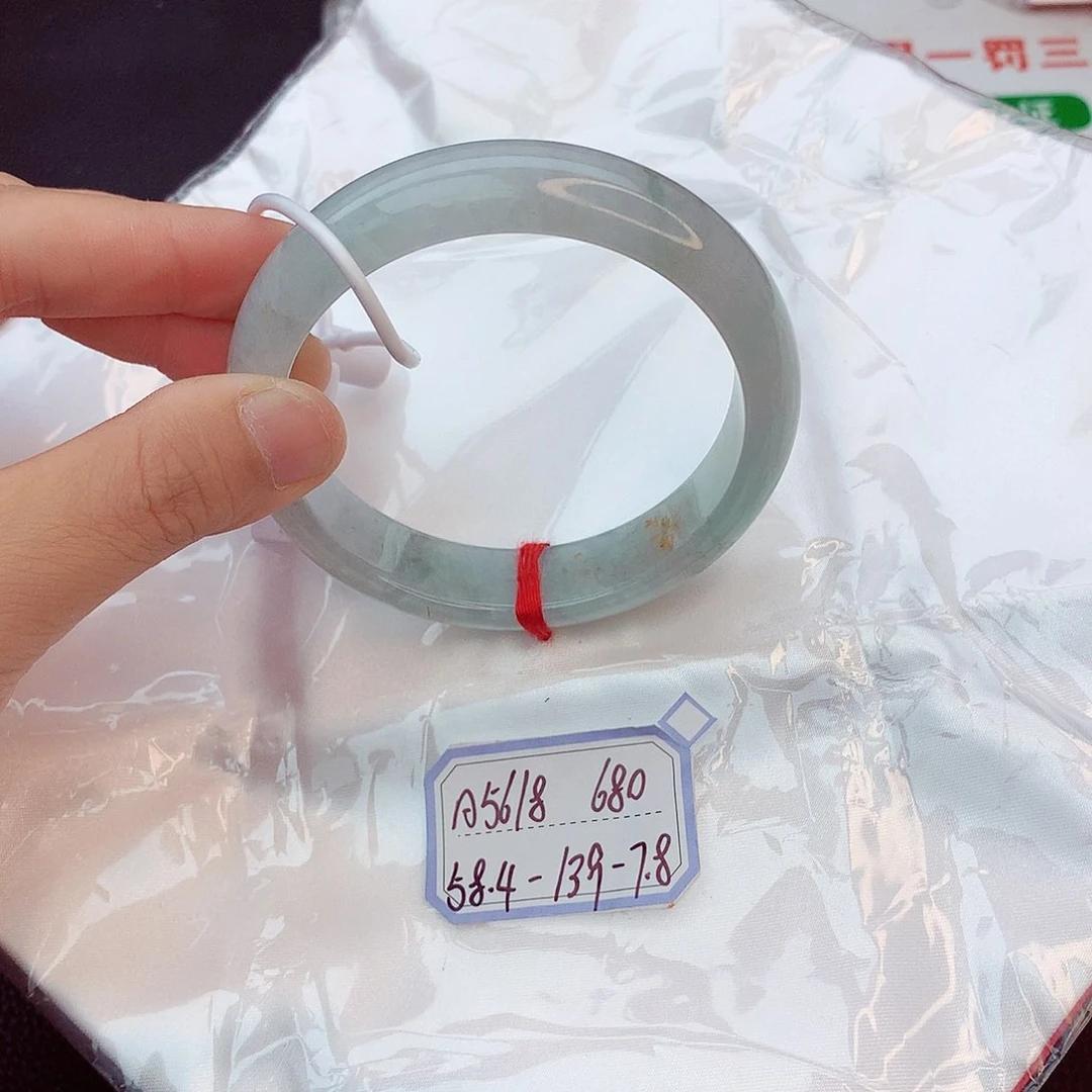 翡翠手镯未镶嵌翡翠