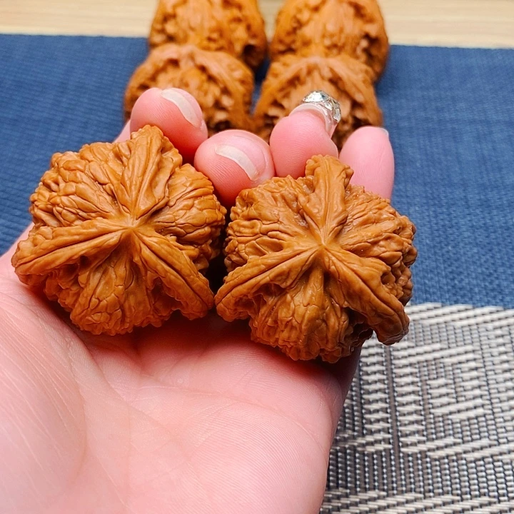 大***虎文玩核桃吊坠三棱