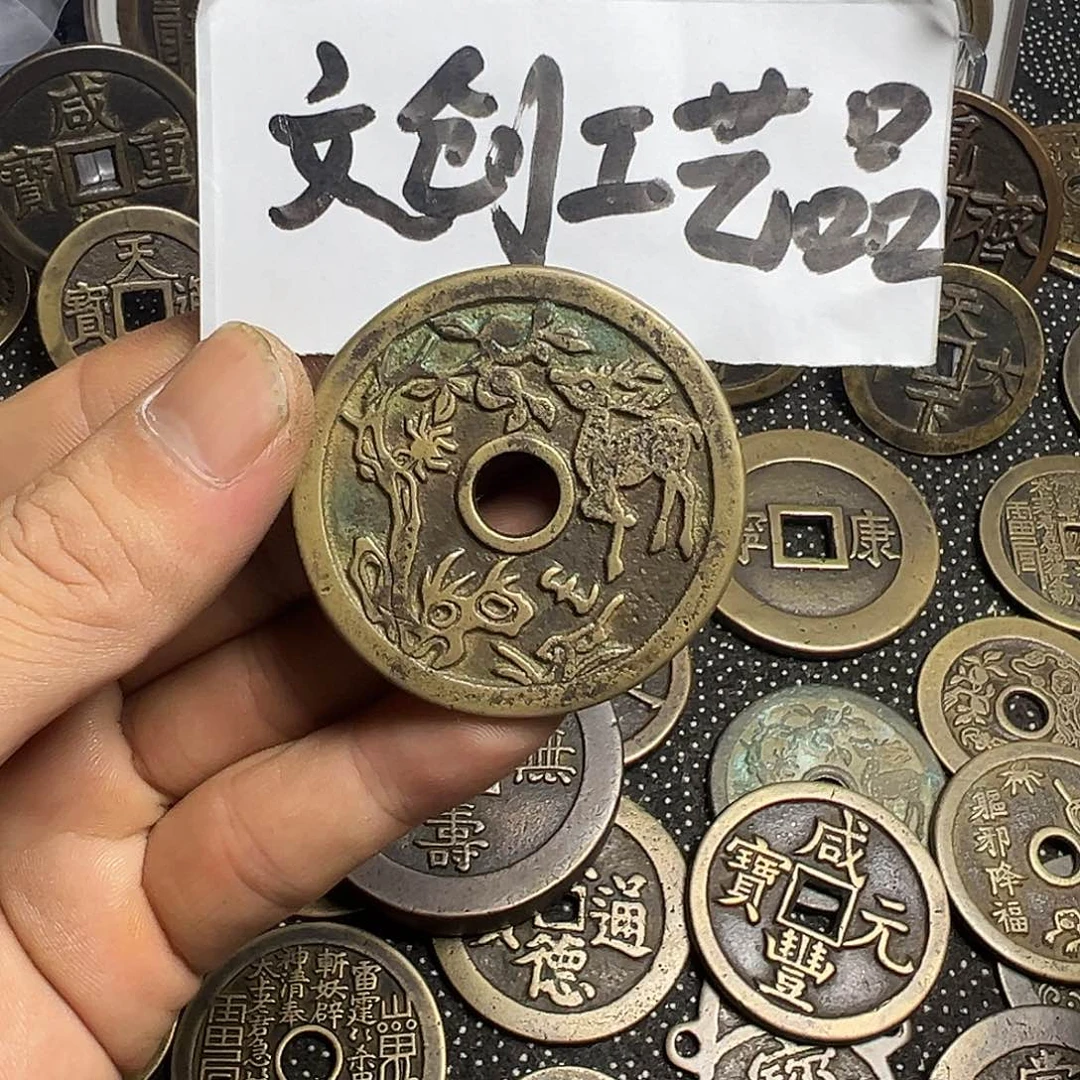 现代文创工艺品小鹿吃桃花钱