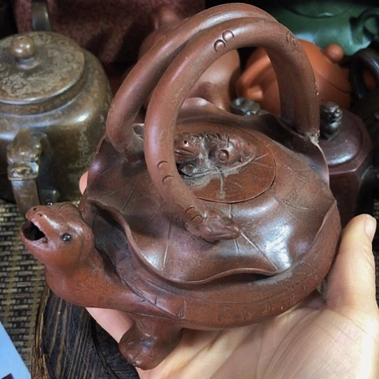 茶壶紫砂原矿泥料手工制作的一把紫砂壶。