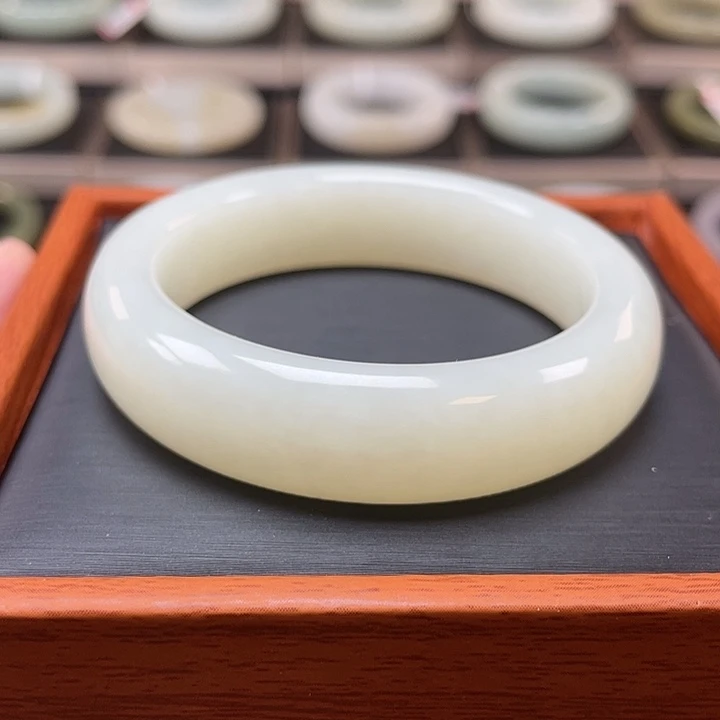 和田玉未镶嵌手镯（羊脂油白）