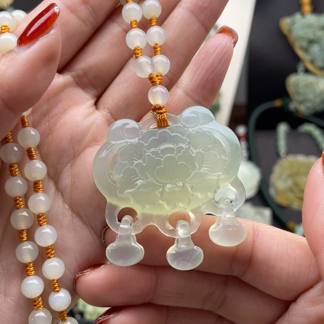 蛇纹石玉颈饰未镶嵌