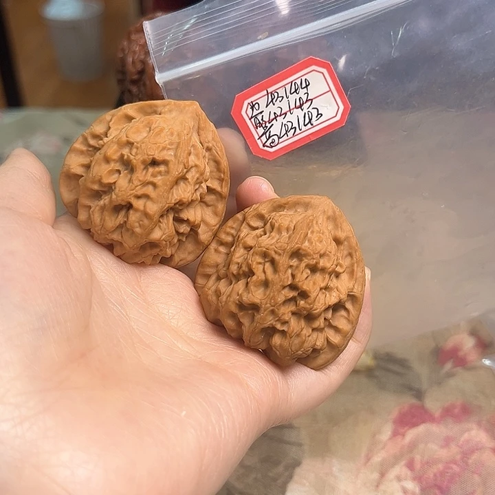文玩核桃吊坠梨木台