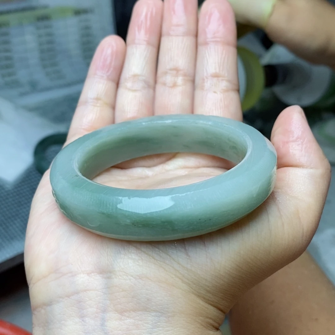 大***丽石英质玉手镯未镶嵌定制