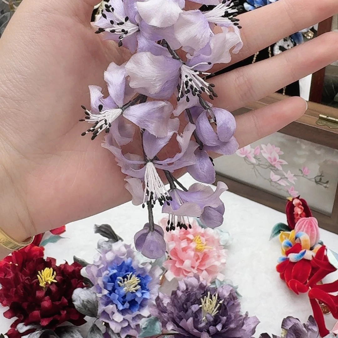 在***谷织绣鸢尾瀑布发夹