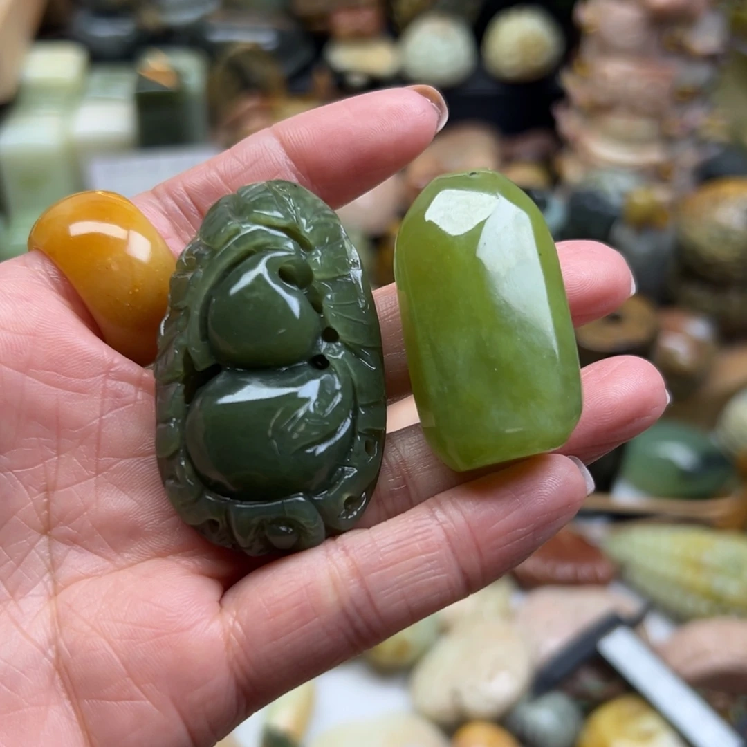 一***月岫玉未镶嵌颈饰两个一起