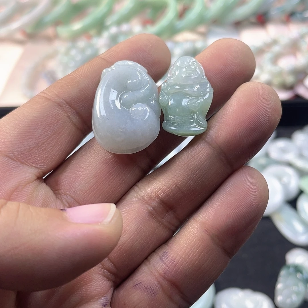 翡翠未镶嵌颈饰2件