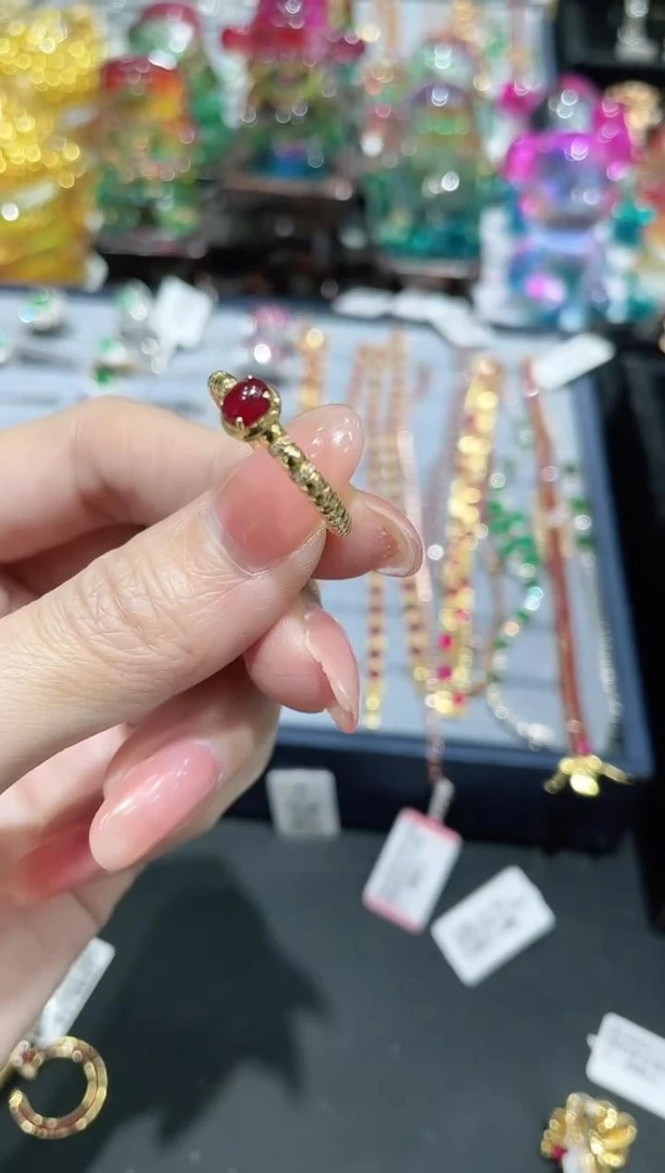 18K金镶嵌天然红宝石戒指