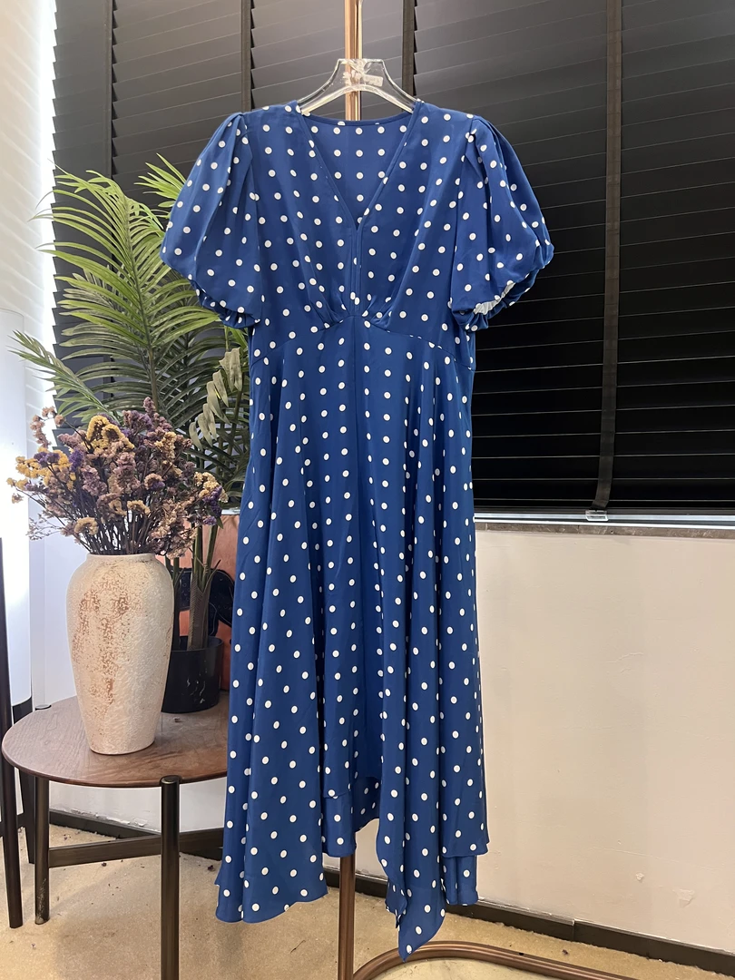 V领波点泡泡袖短袖连衣裙