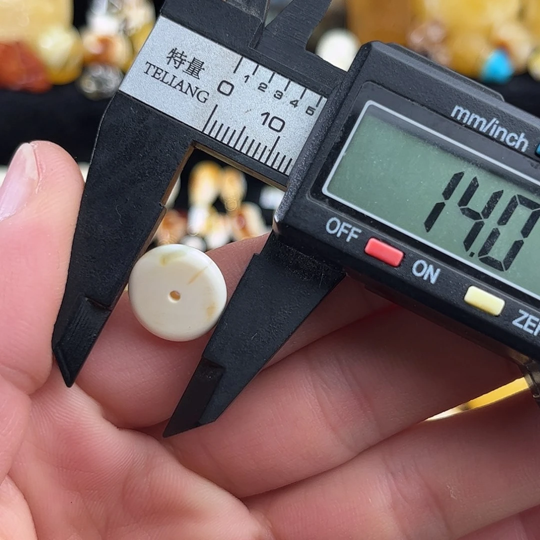 蜜蜡未镶嵌珠宝奇石