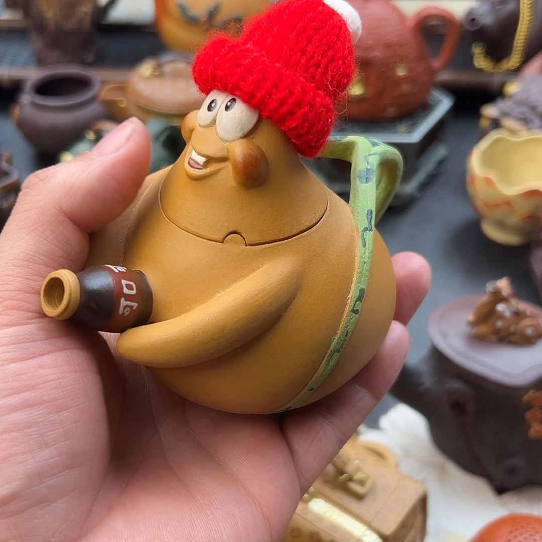 王***涵紫砂茶壶壶底刻满着红旗