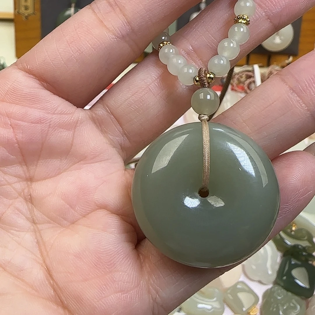 莫***问和田玉未镶嵌颈饰