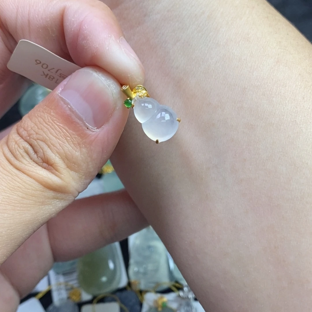 翡翠18K金镶嵌颈饰葫芦