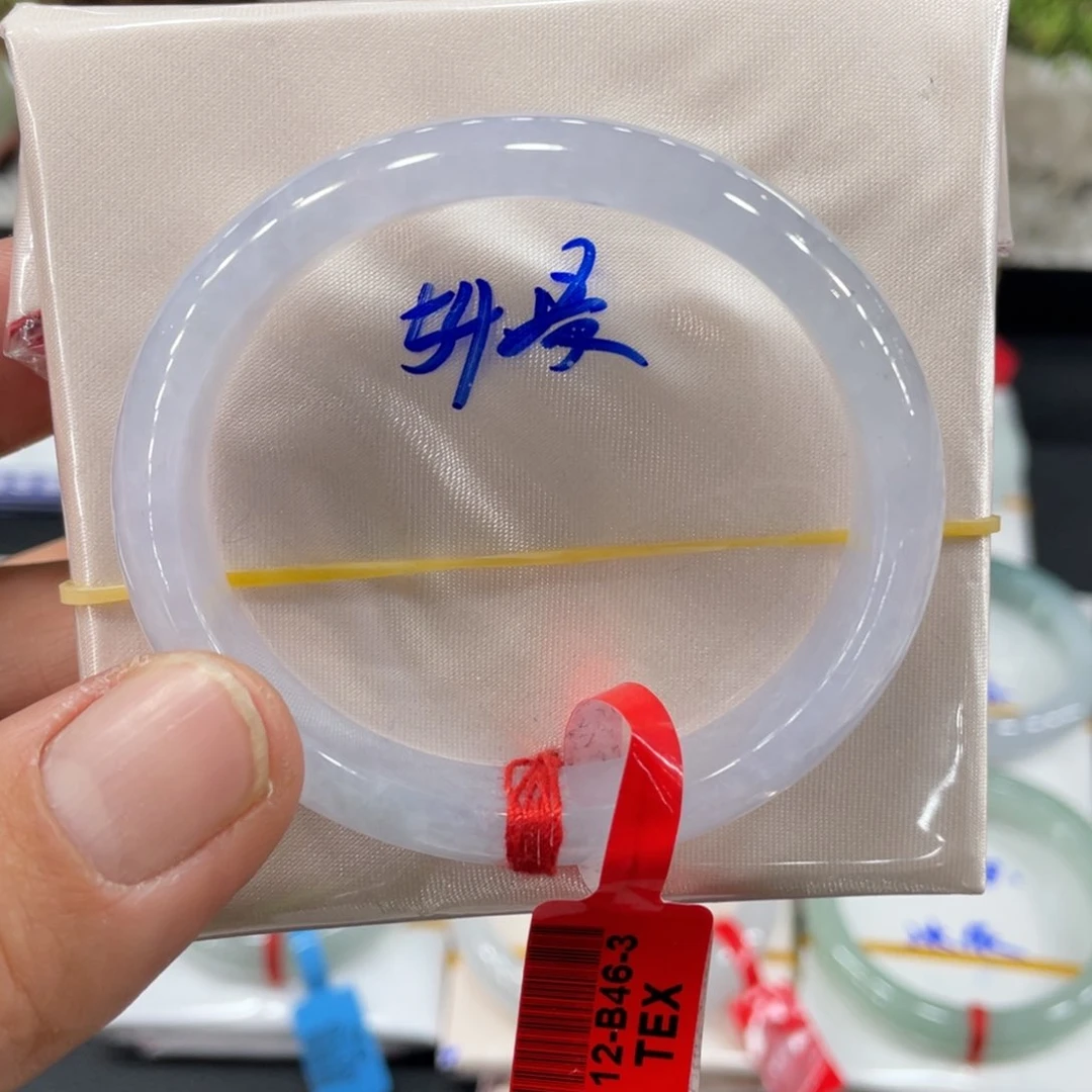 翡翠手镯未镶嵌翡翠