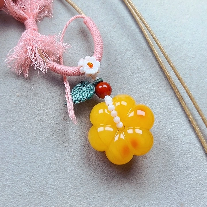 蜜蜡未镶嵌颈饰有钱花