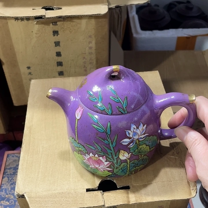 茶壶紫砂原矿泥料手工制作的一把紫砂壶。