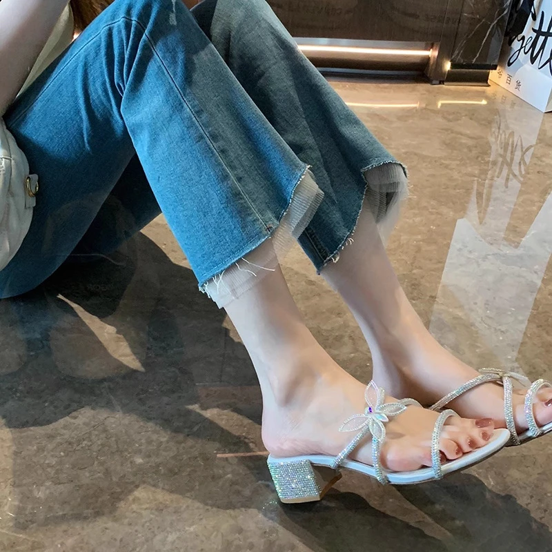 同款2025年仙女法式时尚闪闪一字带交叉粗跟高跟凉鞋女