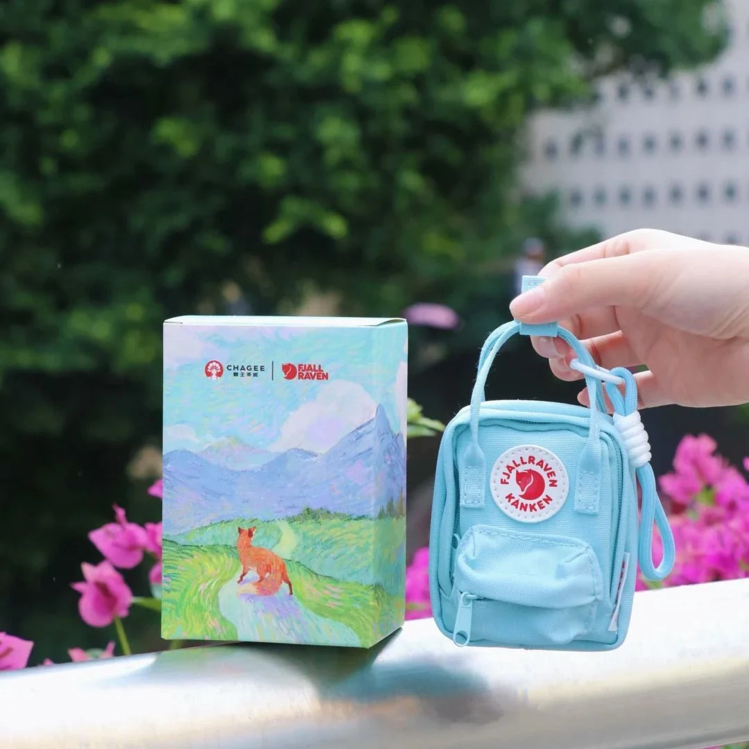 霸王茶姬X北极小狐联名周边MINI包重庆限定包包挂件耳机包收纳盒