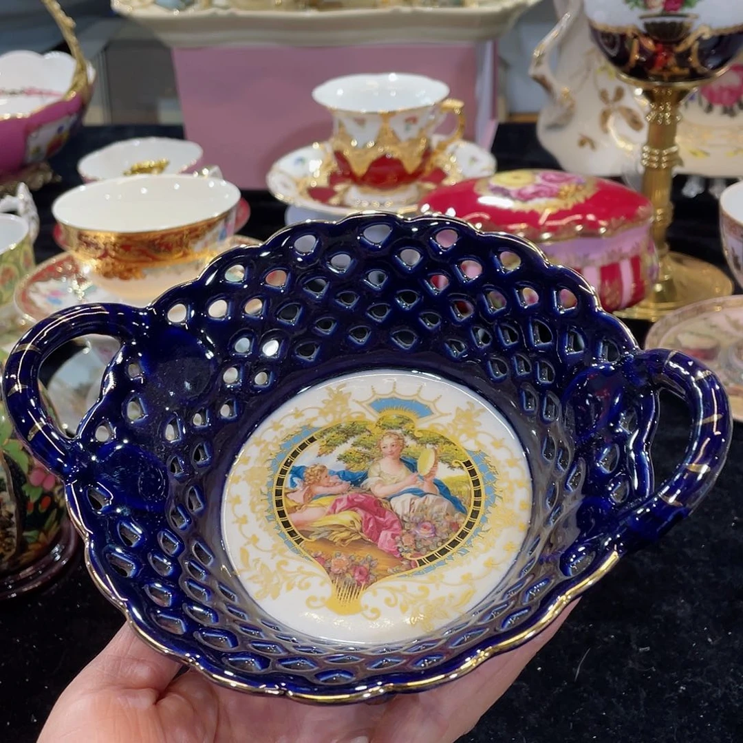 摆件人物双耳果篮