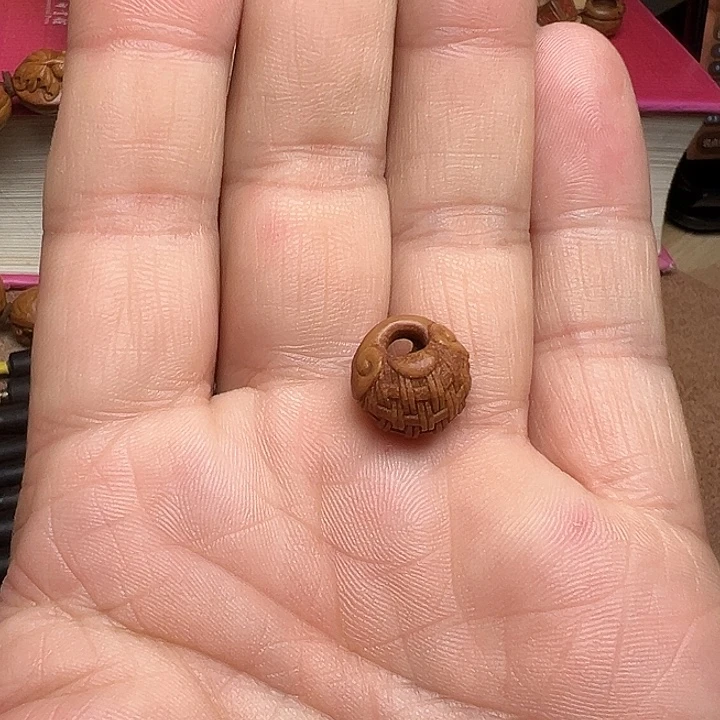 野生龙纹桃核手工雕刻编织桃篮