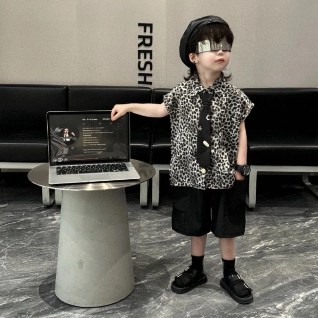 儿童男童夏季套装2025新款夏装豹纹无袖衬衫百搭黑短裤痞帅两件套