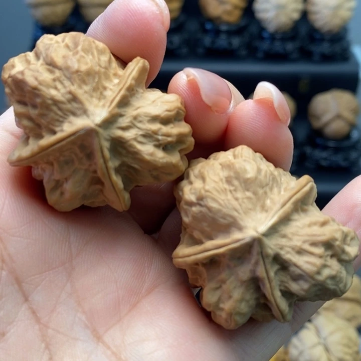 文玩核桃吊坠金尊龙脊佛度