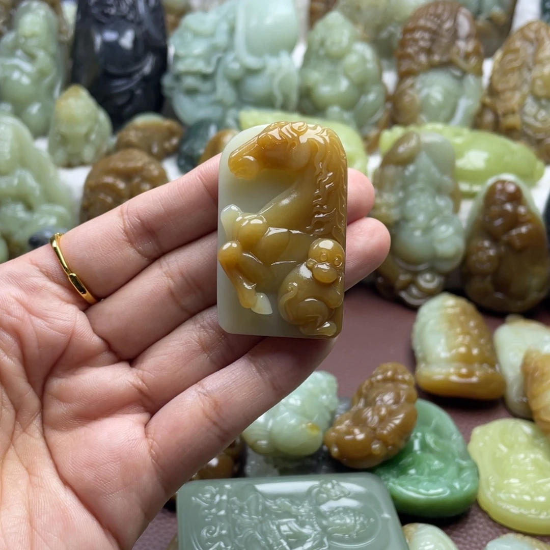 展***体颈饰未镶嵌和田玉