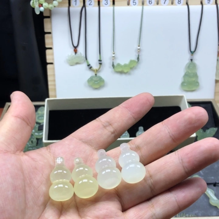 蛇纹石玉未镶嵌颈饰凝*