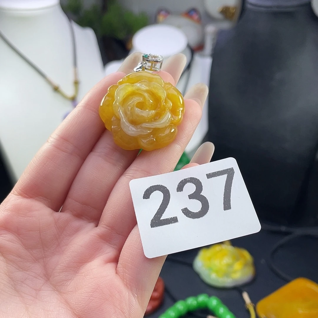 翡翠未镶嵌吊坠(赠链)