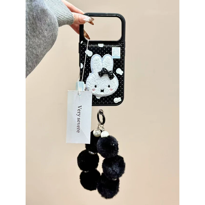 黑底波点刺绣白兔毛球手拎珠链适用苹果17promax手机壳15iphone16