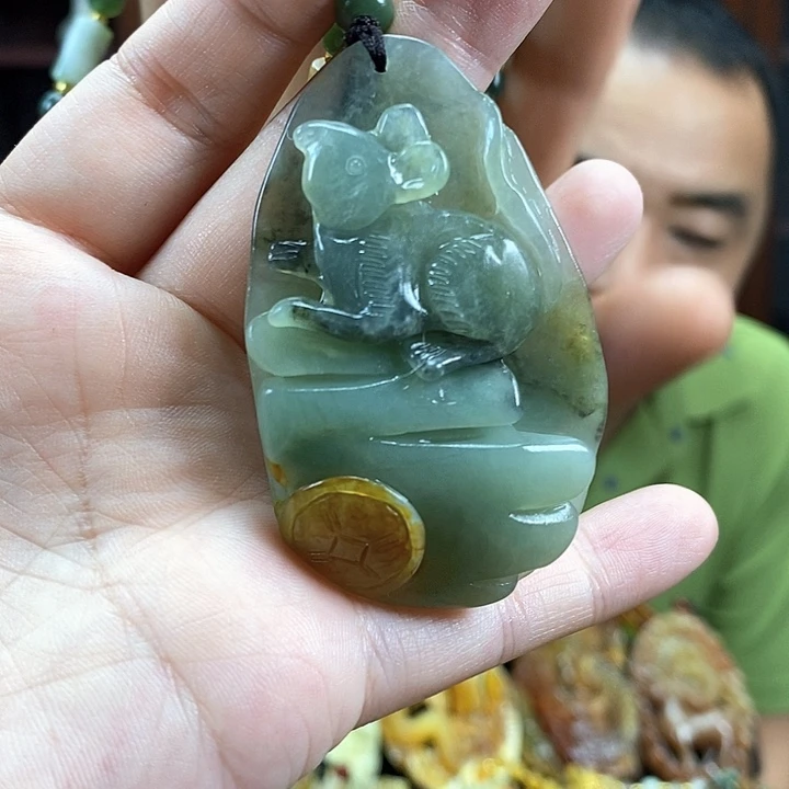 蛇纹石玉未镶嵌颈饰