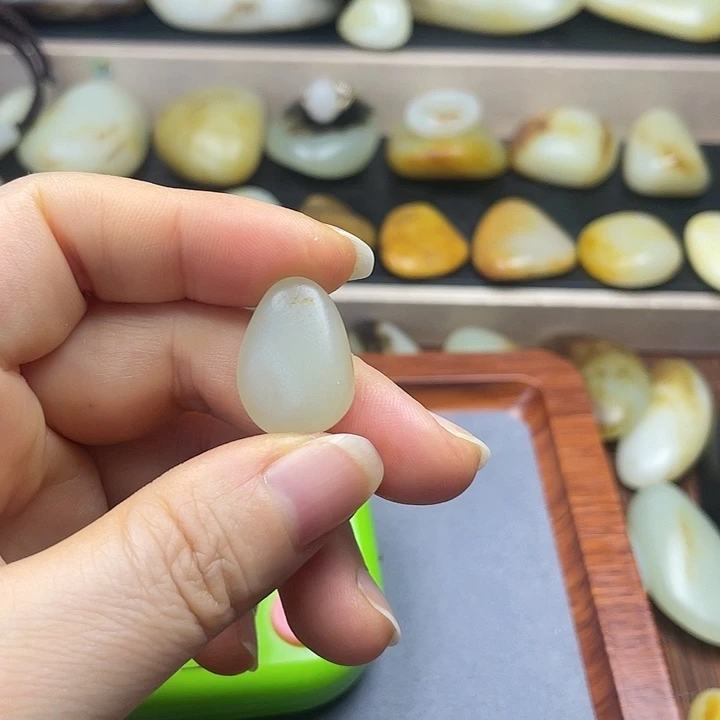 文***刀和田玉未镶嵌颈饰