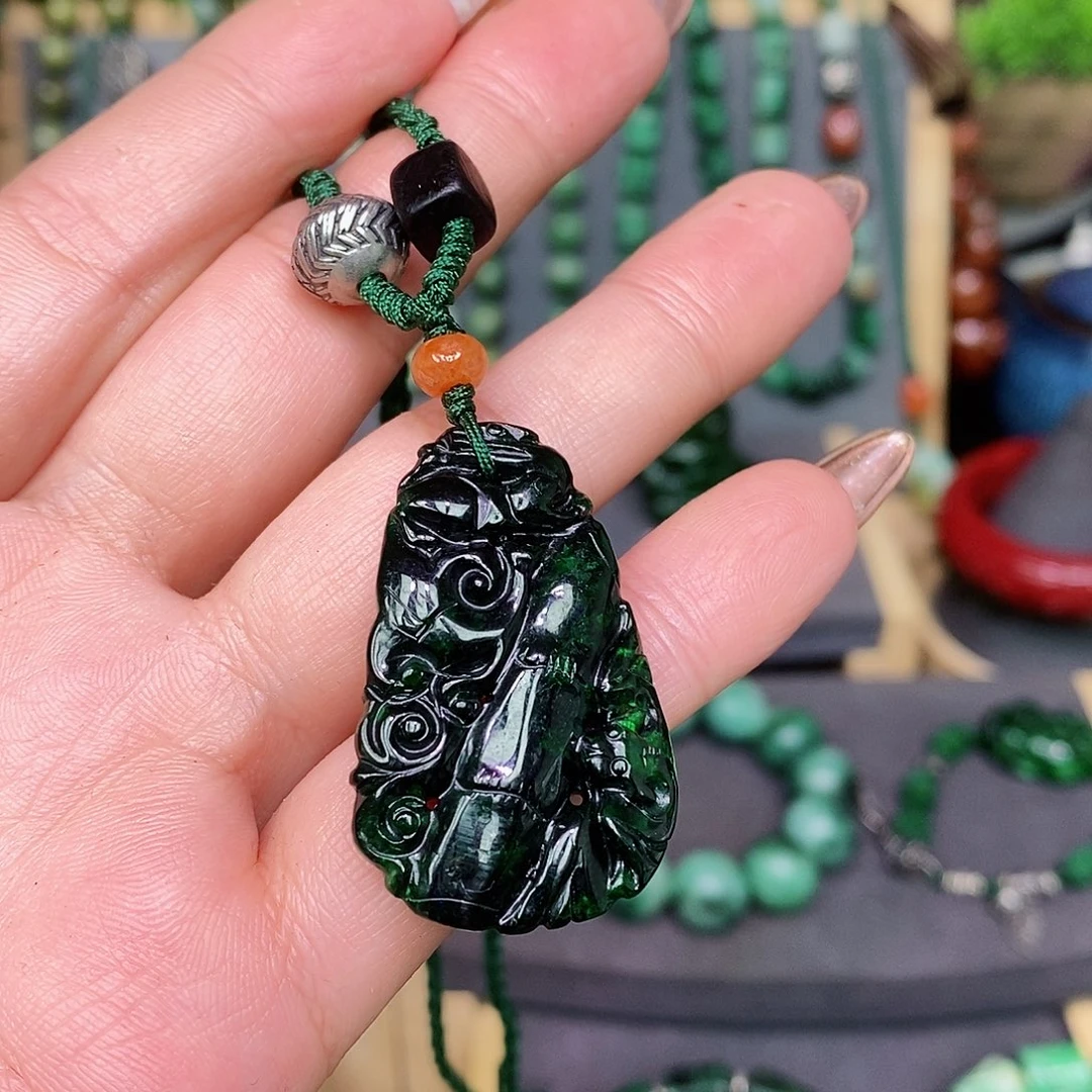 翡翠颈饰未镶嵌漂亮美眉