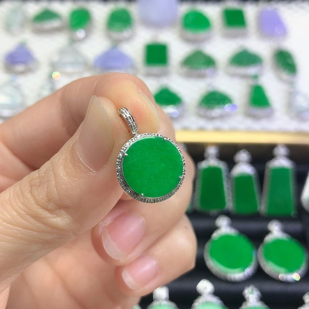 颈饰18K金镶嵌翡翠吊坠