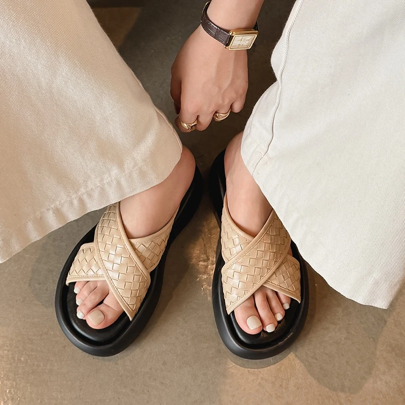 【唐唐家】2025新款夏季外穿一字拖女极简露趾松糕厚底增高凉拖鞋