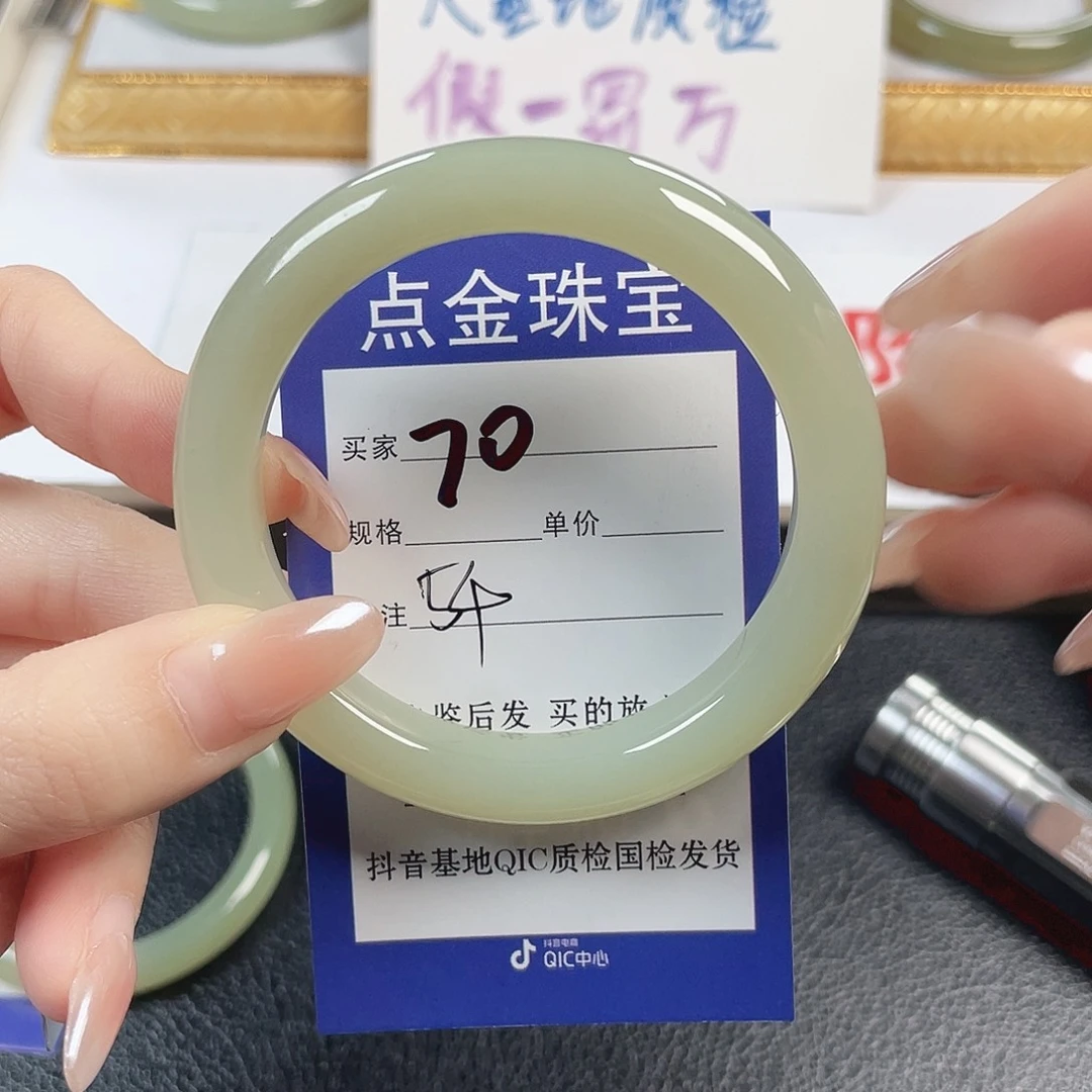 萦***芑和田玉未镶嵌手镯