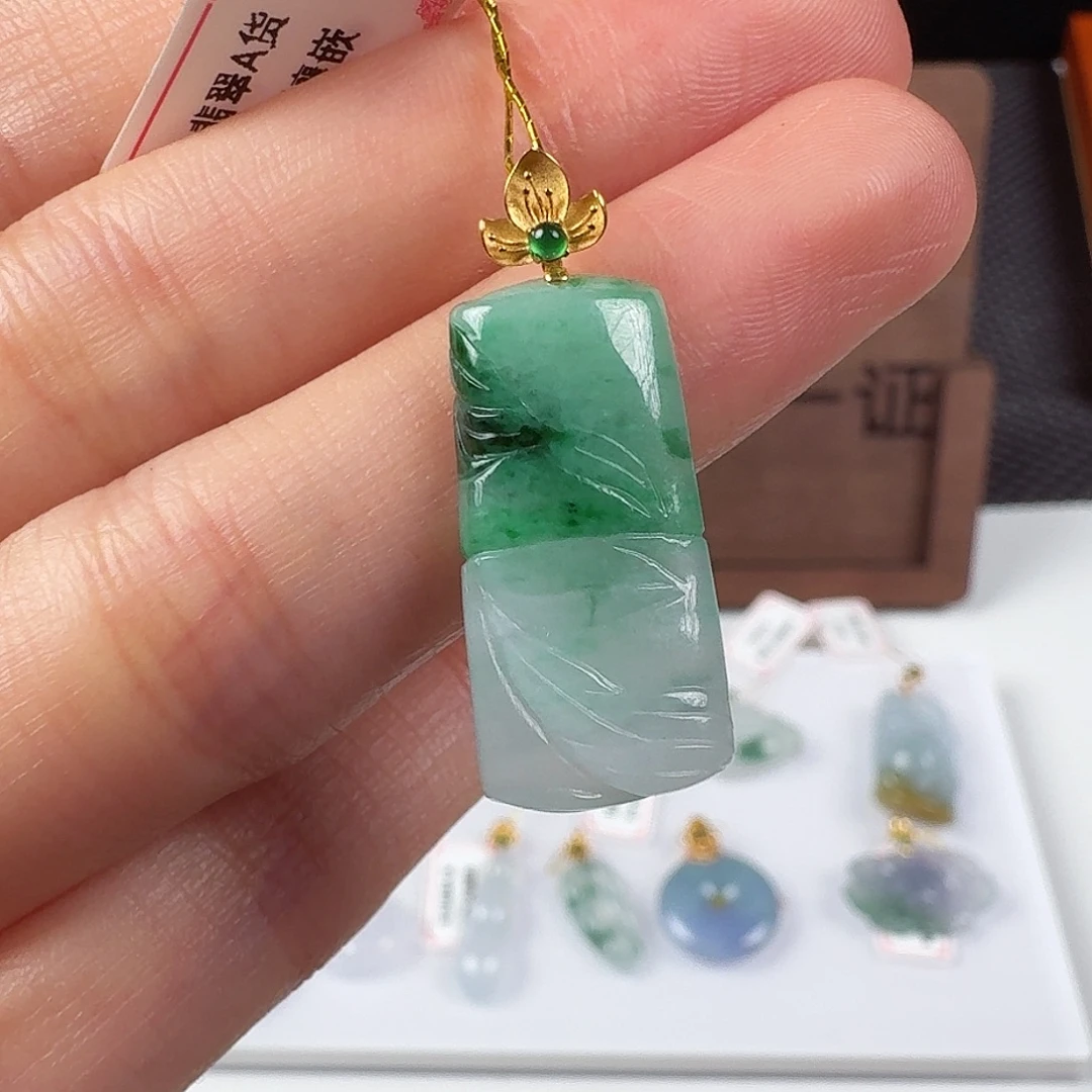翡翠18K金镶嵌颈饰