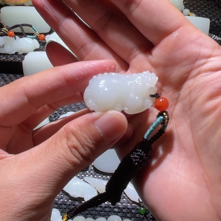 闫***闹和田玉未镶嵌颈饰