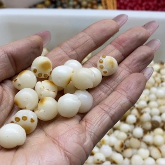 蚝***蚝白玉菩提吊坠微瑕13炭烤猫爪60颗