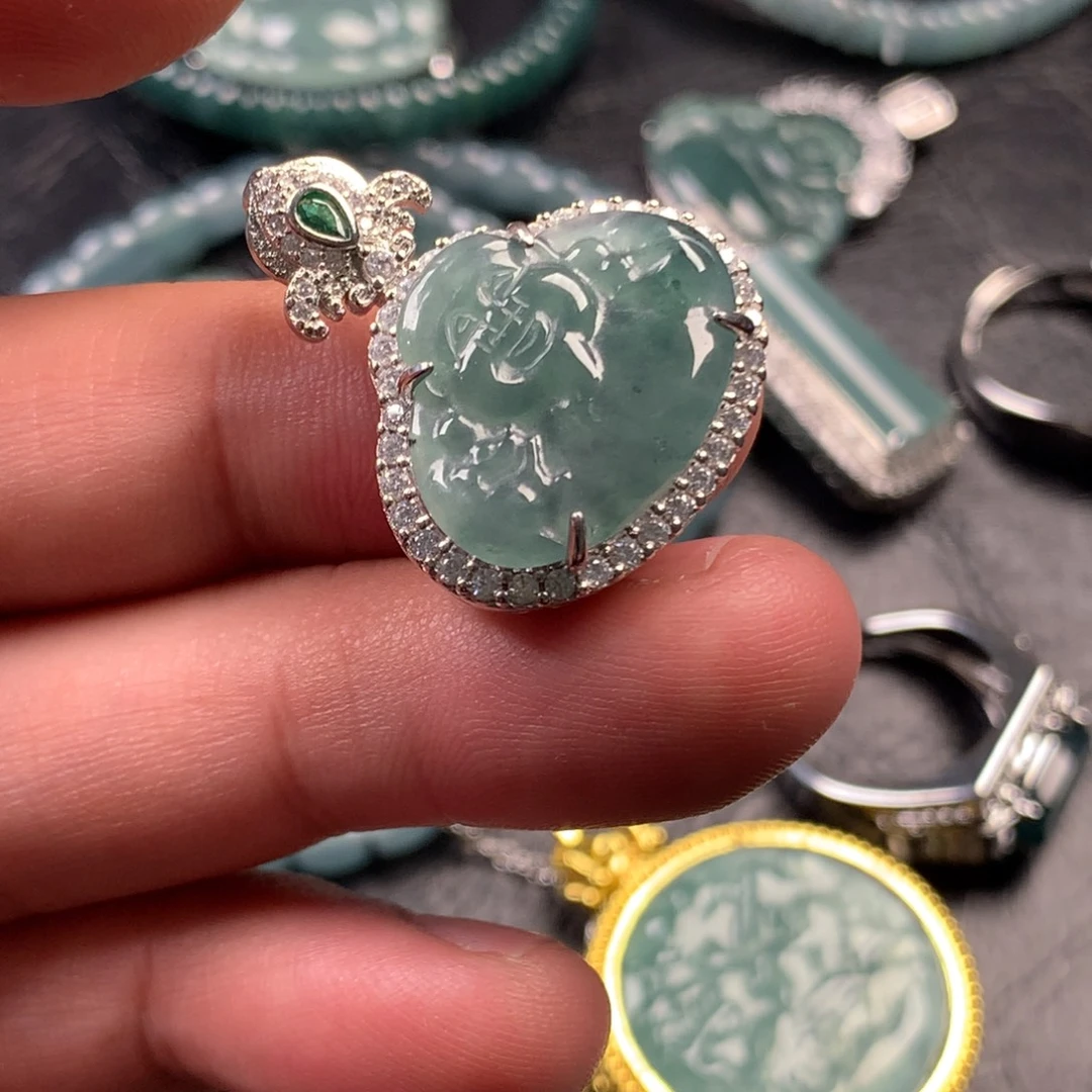 翡翠未镶嵌颈饰财神