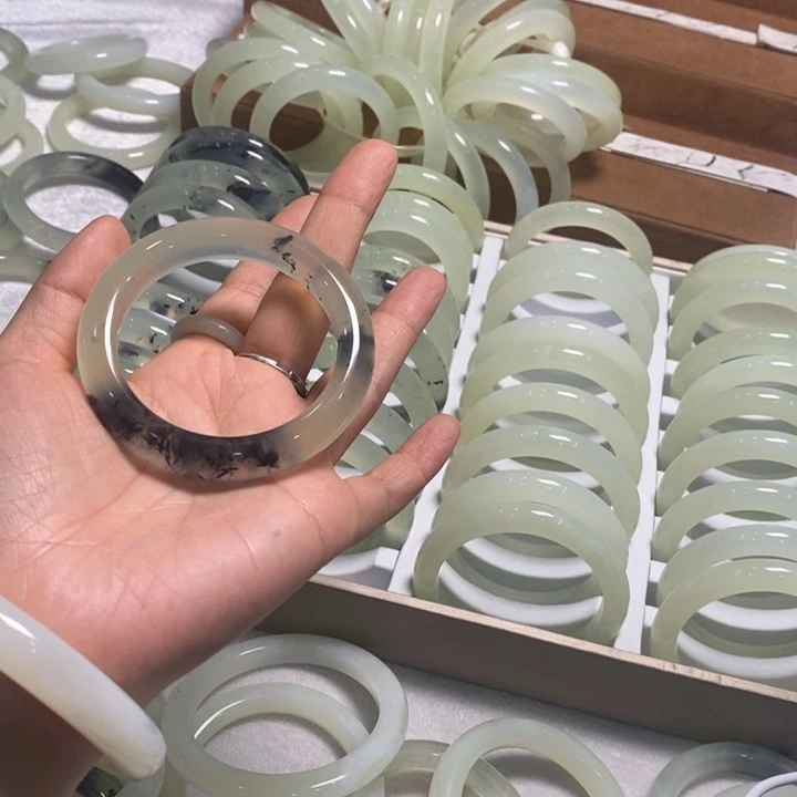 岫玉未镶嵌手镯（圆镯）