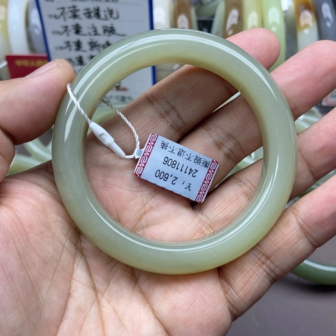 和田玉手镯未镶嵌岁***?