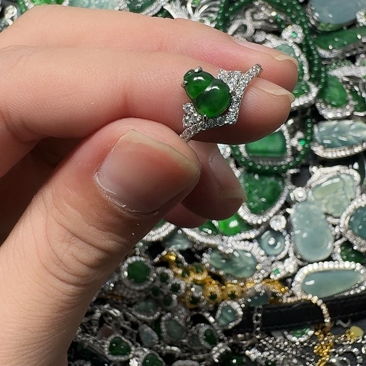 翡翠未镶嵌颈饰天然A货翡翠放漏