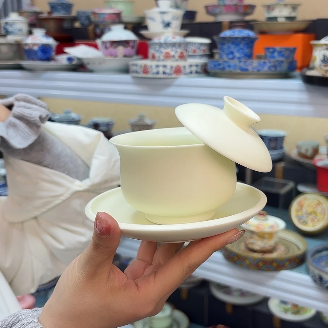 盖碗里放上适量水烧至