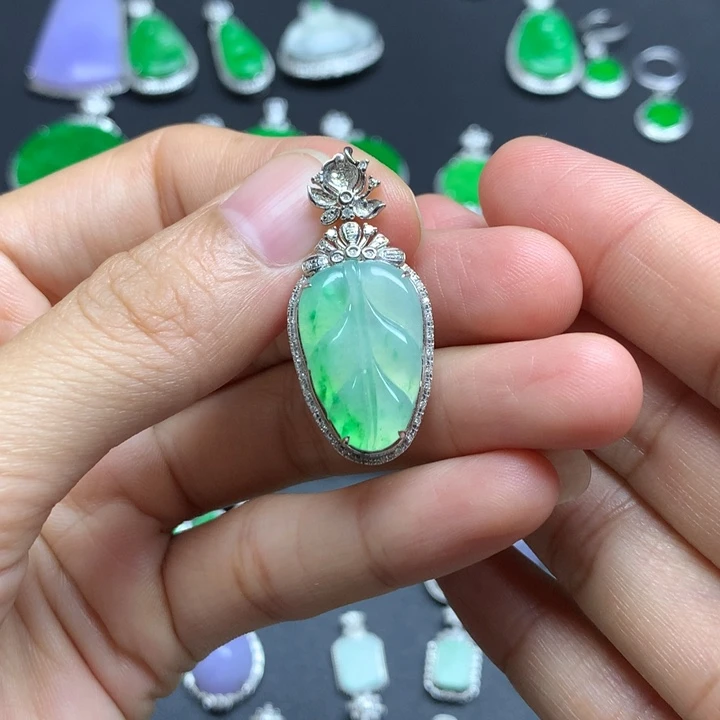 颈饰18K金镶嵌翡翠