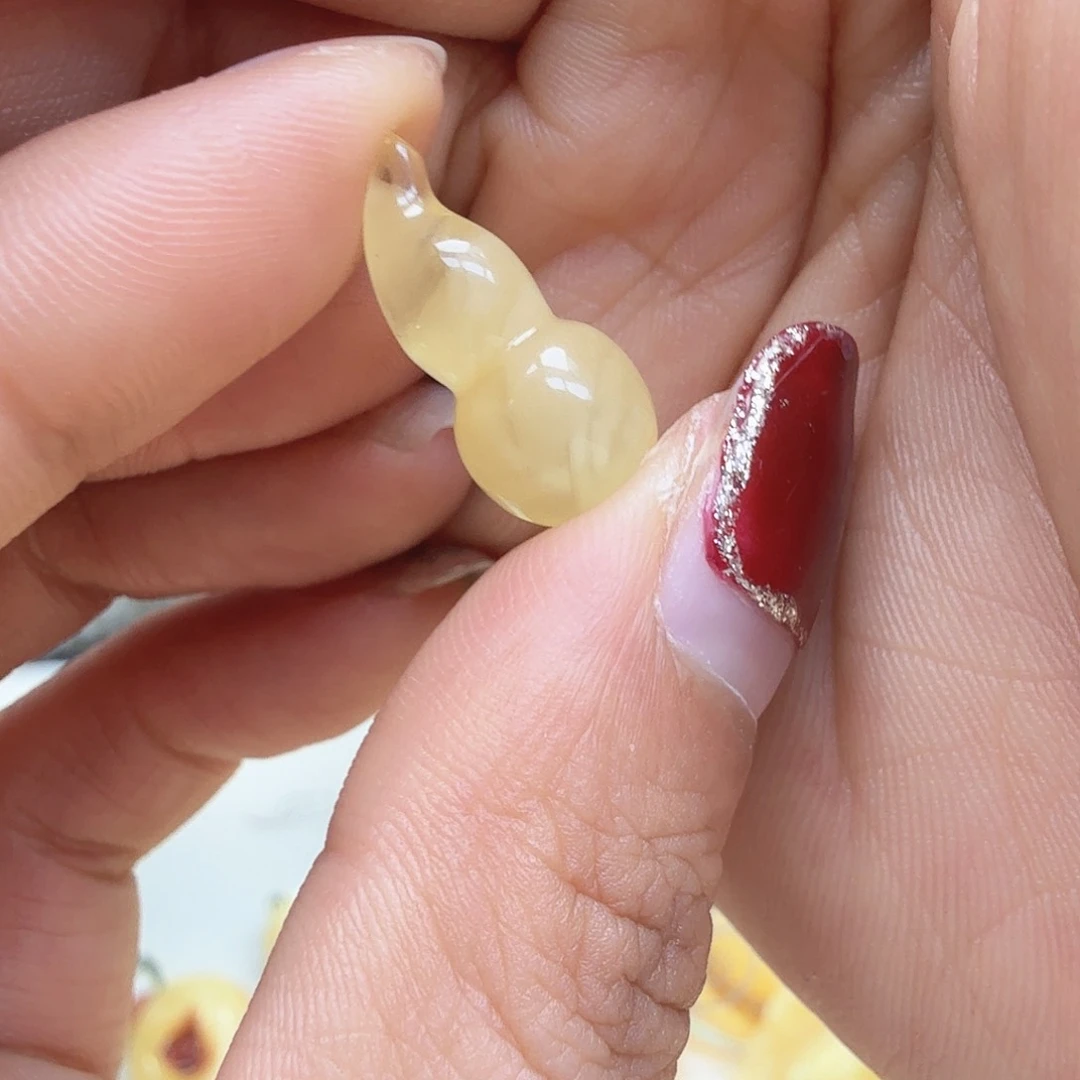 琥珀裸石未镶嵌……