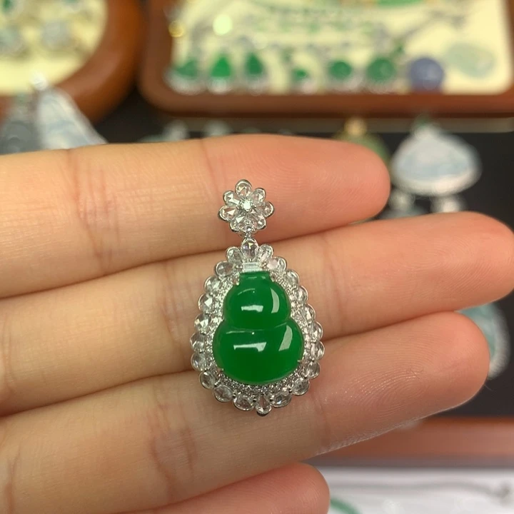 翡翠18K金镶嵌颈饰翡翠